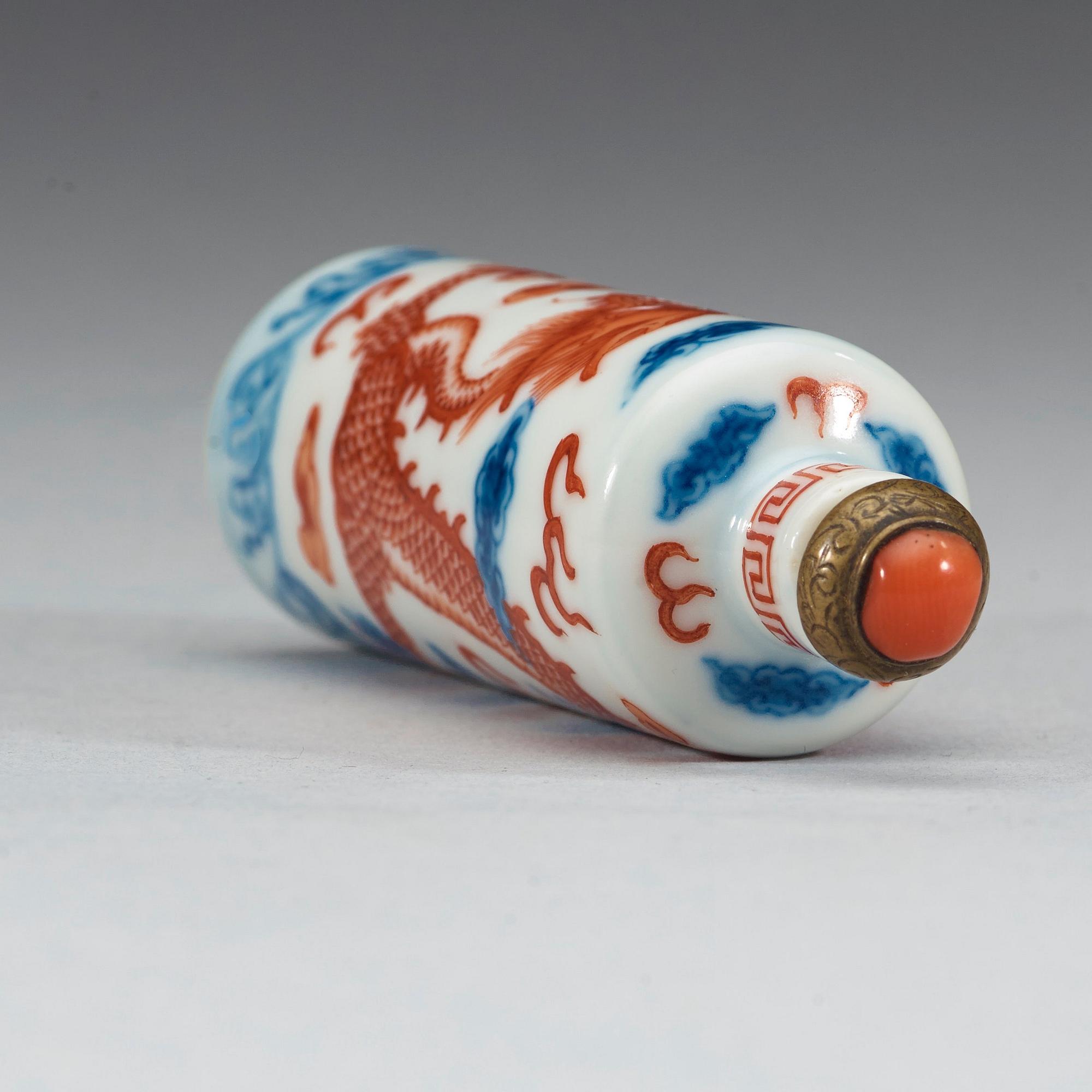 SNUSFLASKA, porslin. Qingdynastin, Guangxu sex karaktärers märke och period (1875-1908).