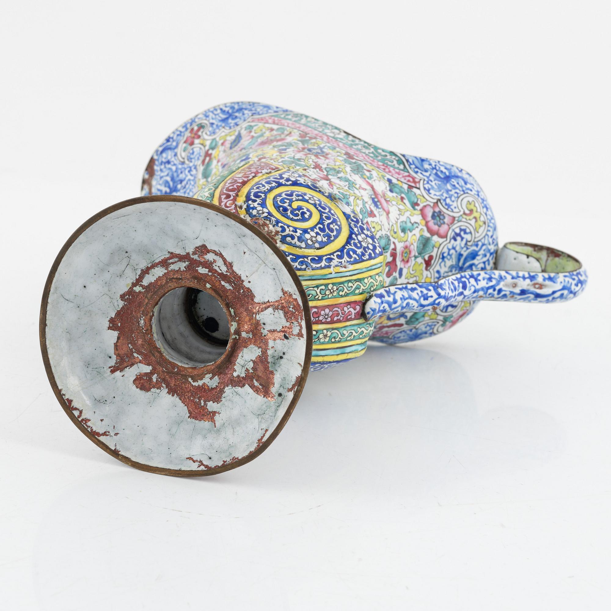 A Chinese Canton enamel helmet shaped ewer, copper, Qing dynsaty, 18th  century. - Bukowskis