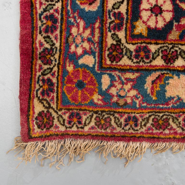 A CARPET, a semi-antique Kashan, ca 372,5 x 257 cm.