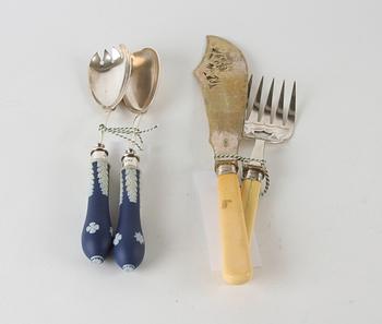 SERVERINGSBESTICK, två par, nysilver resp silver, England.