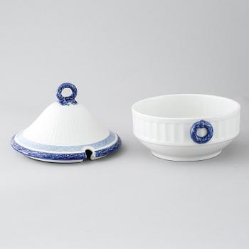 73 porcelian serving pieces, "Blå Vifte", Royal Copenhagen, from the second half of the 20th century.