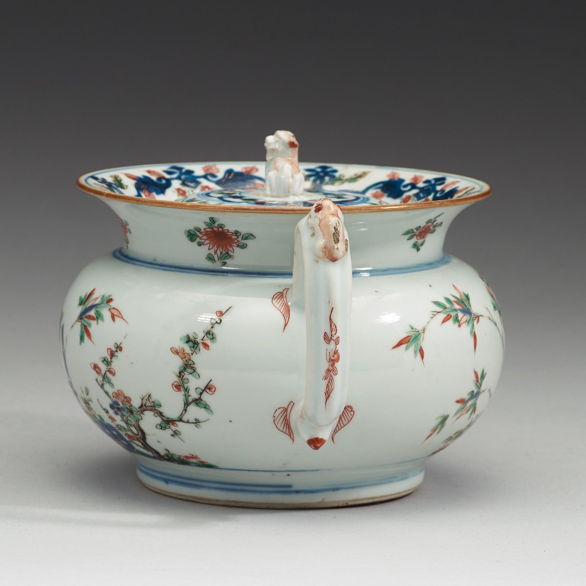 A porcelain chamber pot and cover, Qing dynasty, early 18th Century.