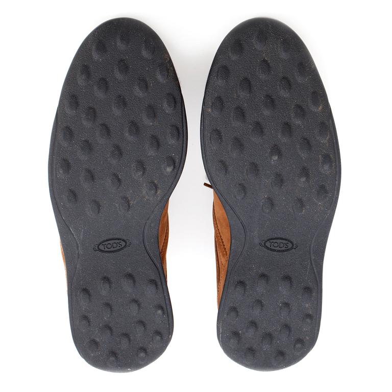 TOD'S, a pair of mens brown suede sneakers. Size 9.