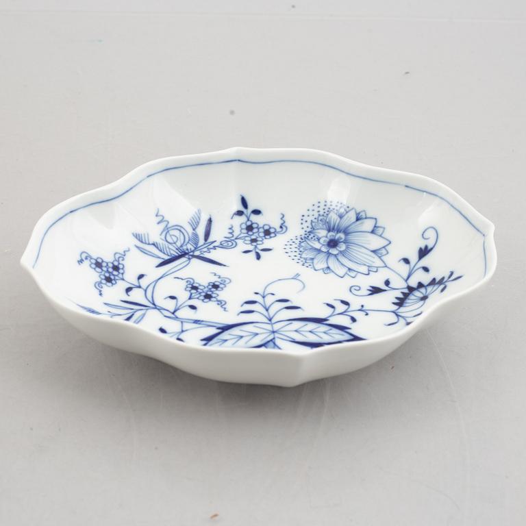 Five 'Zwiebelmuster' porcelain service pieces, Meissen, Germany.