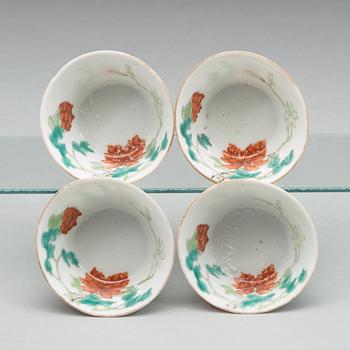 KOPPAR, fyra stycken, porslin. Qingdynastin, omkring 1900 med Guangxus märke.