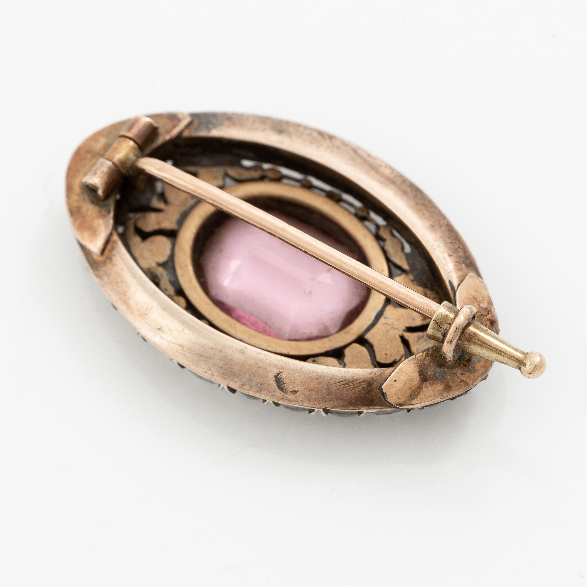Brosch 14K guld och silver med en fasettslipad spinell samt gammal- och rosenslipade diamanter.