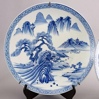 Praktfat, tre stycken, porslin, Japan, tidigt 1900-tal.