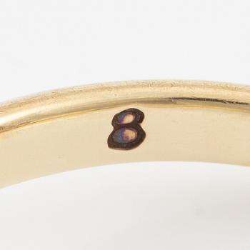 Ring, carved, 14K gold with sapphire and brilliant-cut diamonds.