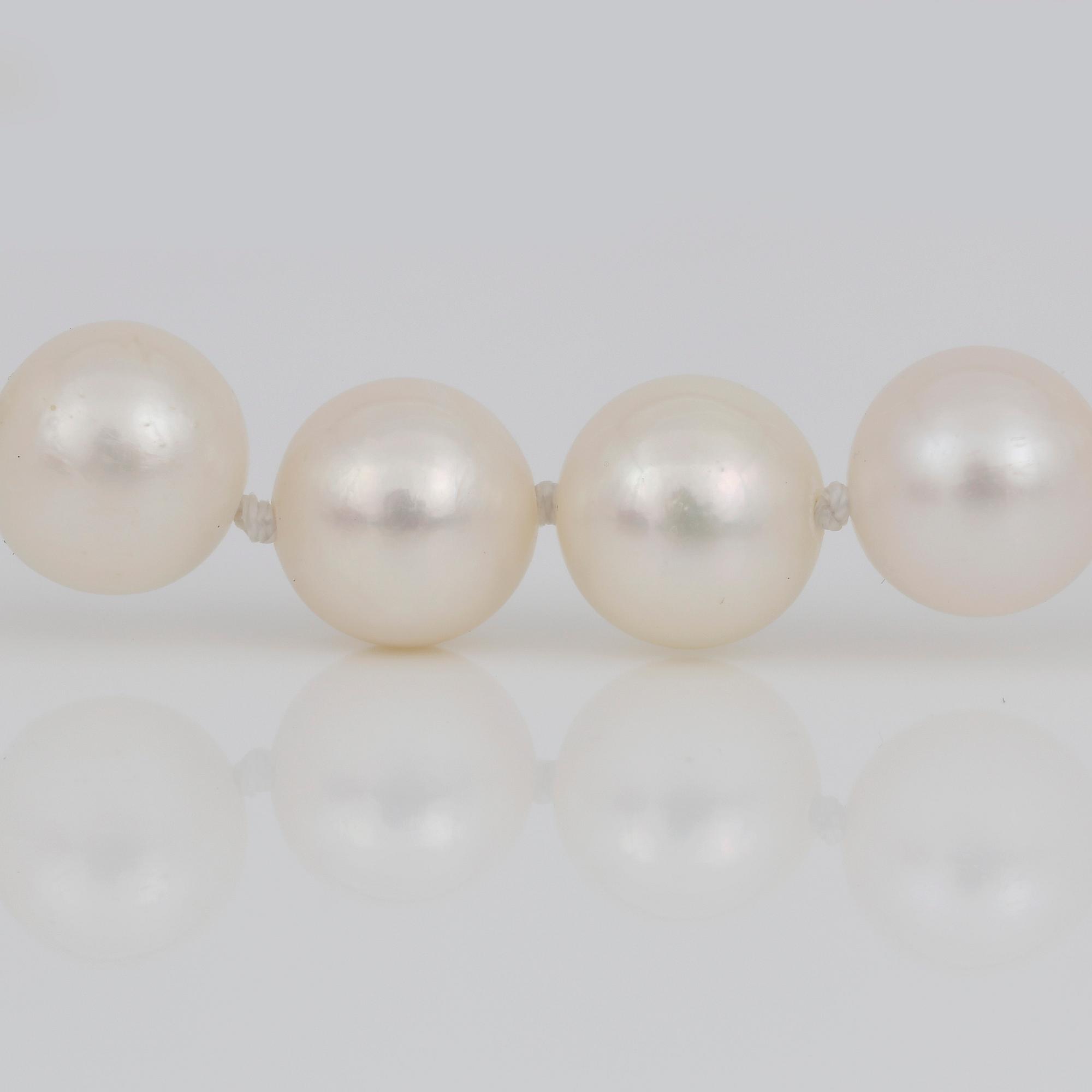 PÄRLCOLLIER,  med magnetiskt klotformat försilvrat lås och odlade vita pärlor.