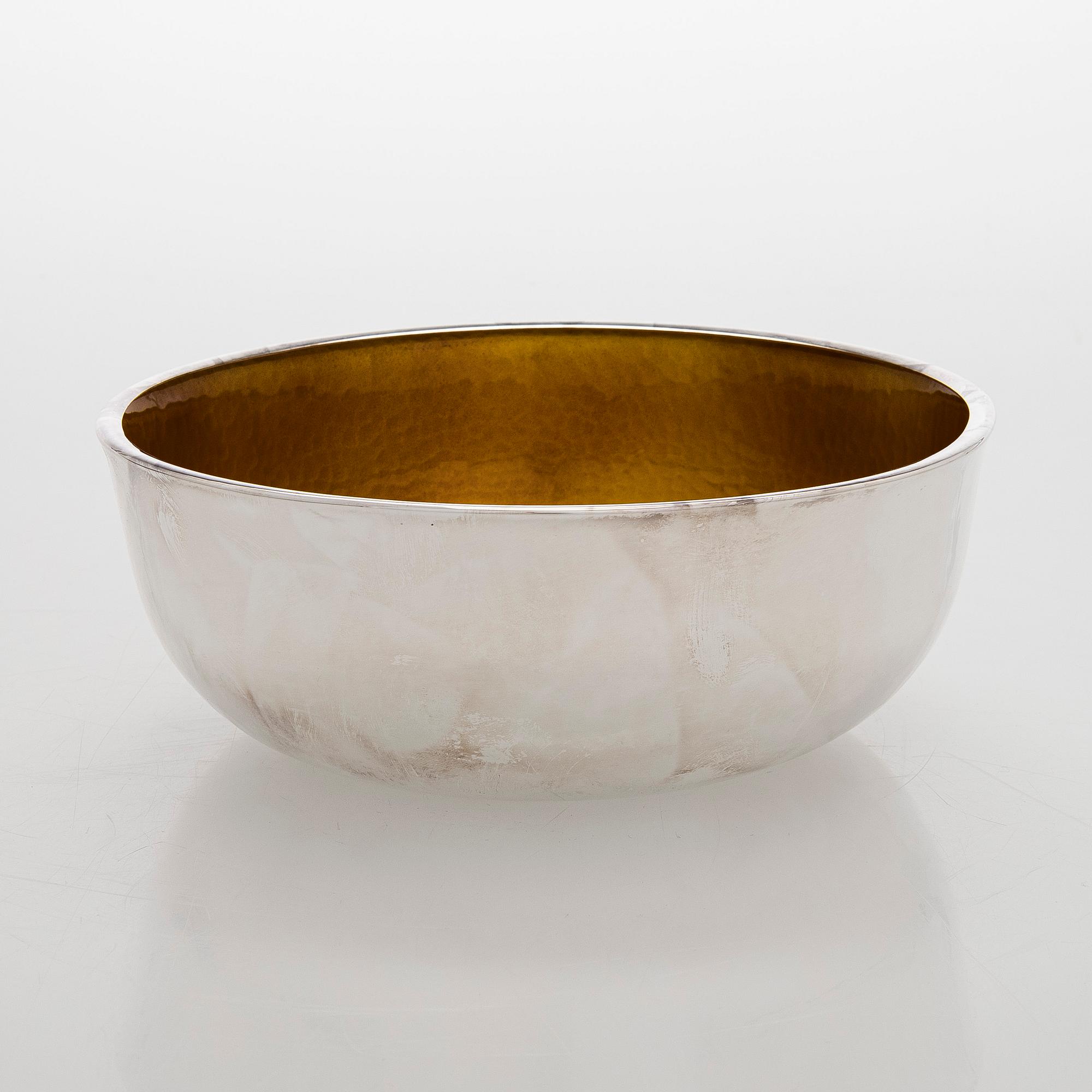 A. Tillander, skål, sterlingsilver och emalj. Helsingfors 2005.