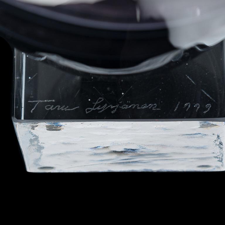 TARU SYRJÄNEN, a vase signed Taru Syrjänen 1999 Nuutajärvi.