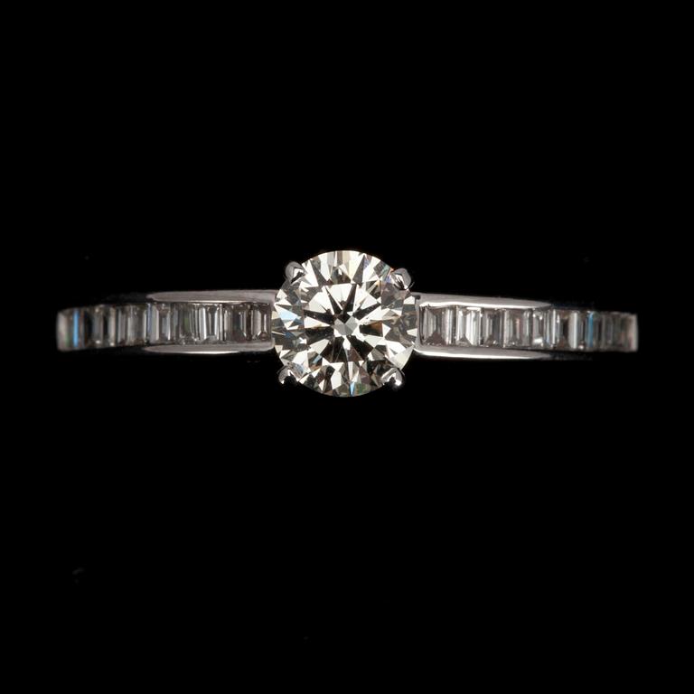 RING, 18K vitguld och diamanter. Europa 2000-tal. Vikt ca 2,5 g.