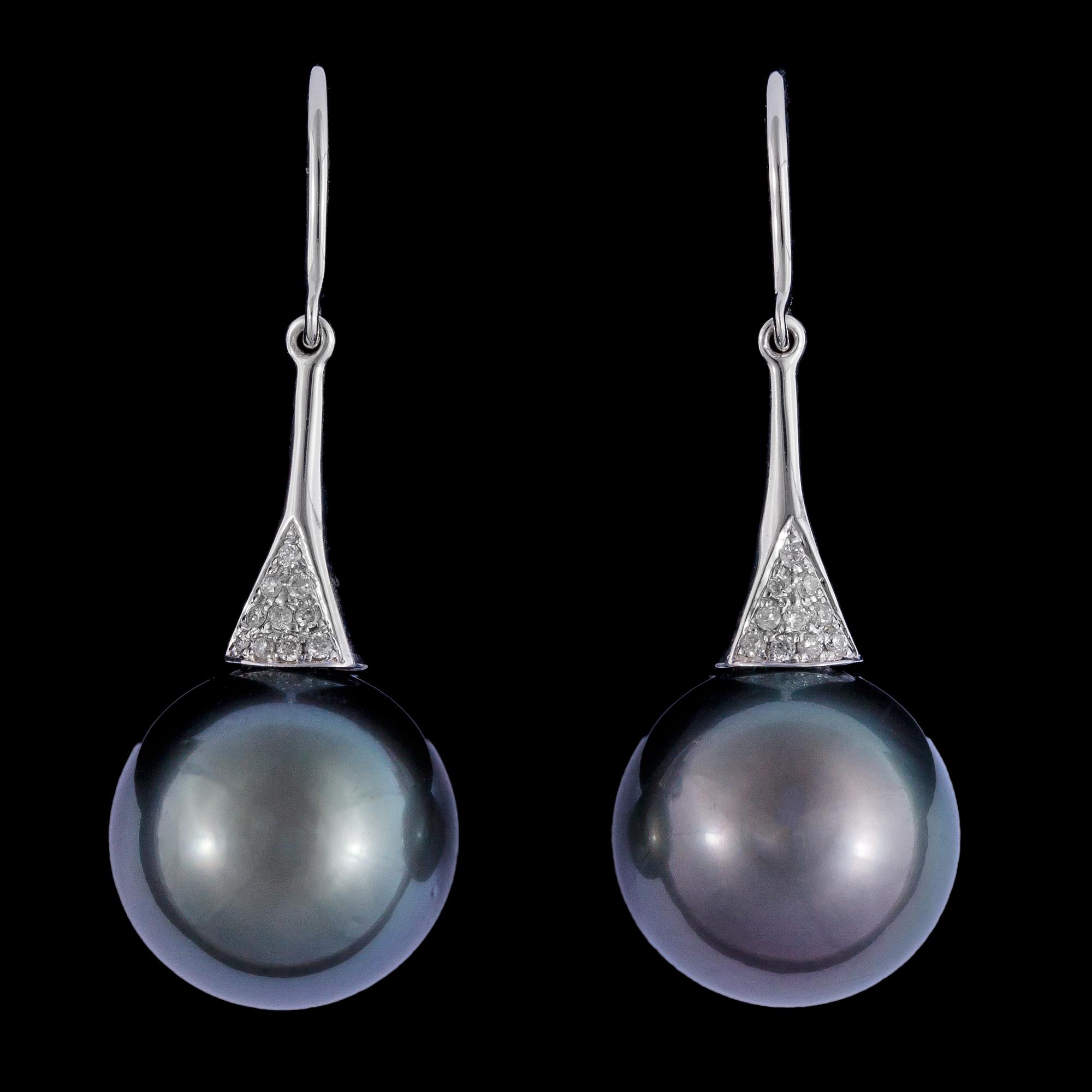 ÖRHÄNGN, odlade Tahitipärlor, 13,4 mm, och briljantslipade diamanter, tot. 0.16 ct.