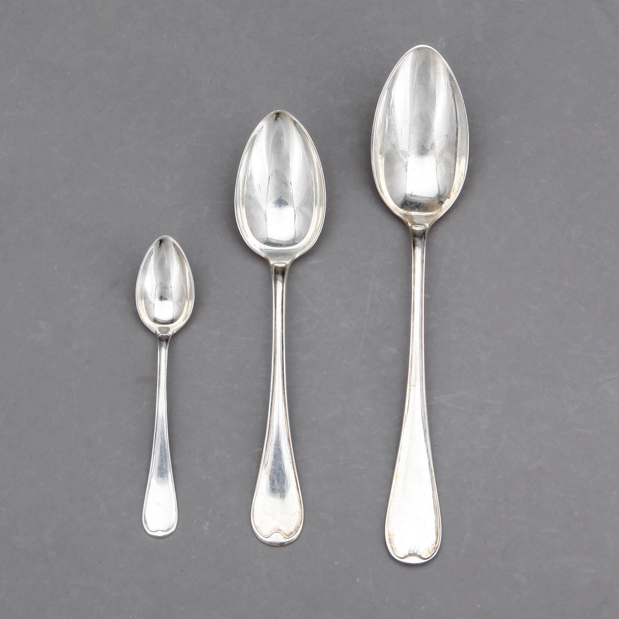 SKEDAR, silver, 31 delar, "Svensk rund", Stockholm, 1900-talets första hälft, vikt ca 1110 g.