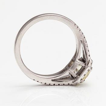 An 18K white gold ring with diamonds ca. 1.42 ct in total.