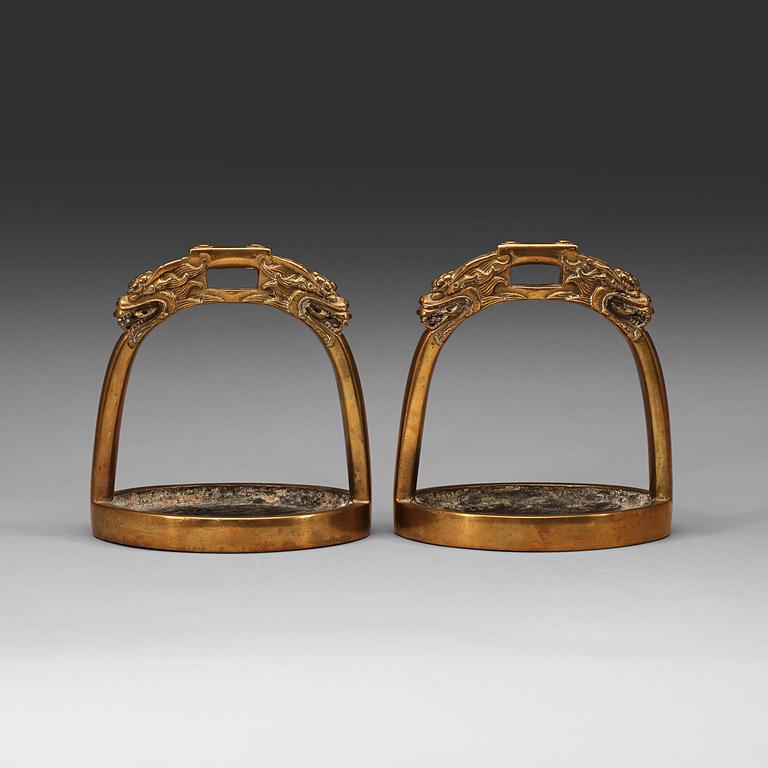 STIGBYGLAR, ett par, brons. Qing dynastin, 1800-tal.