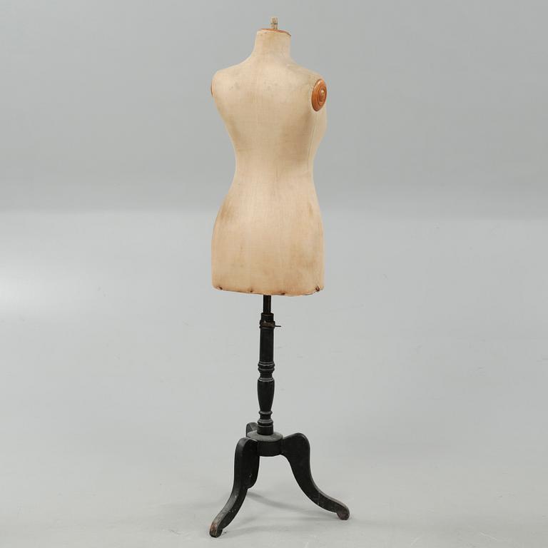 A mannequin from the first half of the 20th century.
