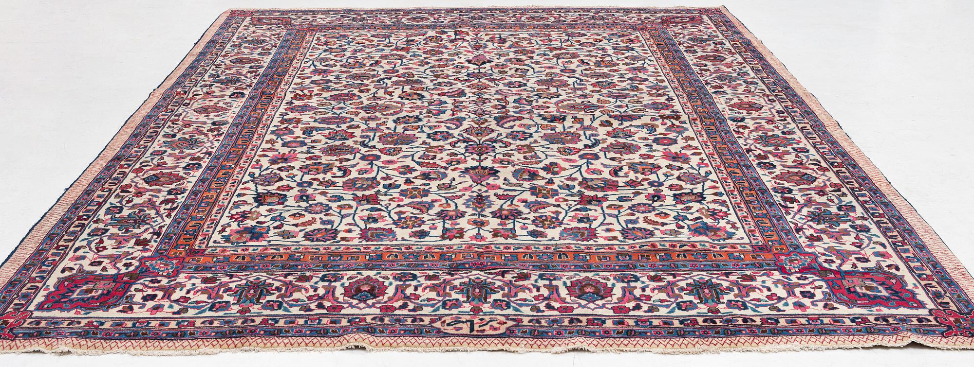 Matta, semiantik Meshed, signerad Saber, ca 369,5 x 300 cm.