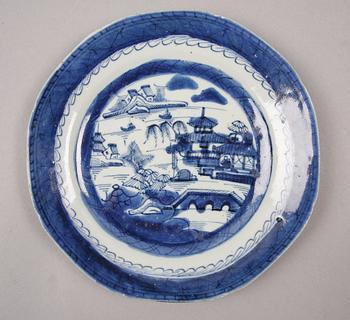 TALLRIKAR, 12 st samt ASSIETTER, 4 st, porslin, Kina, 1700-1800-tal.