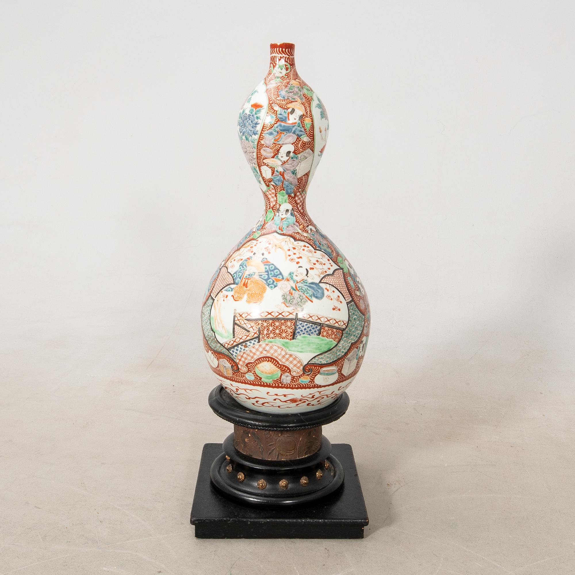 Vase Japan, late 19th century porcelain.