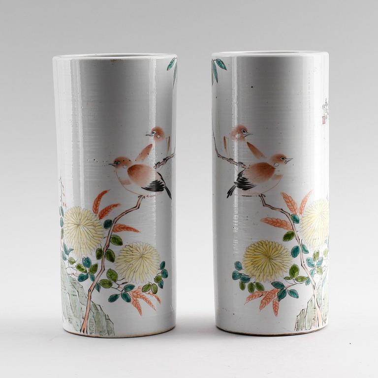 PENSELVASER, 1 par, porslin, Kina, 1900-tal.