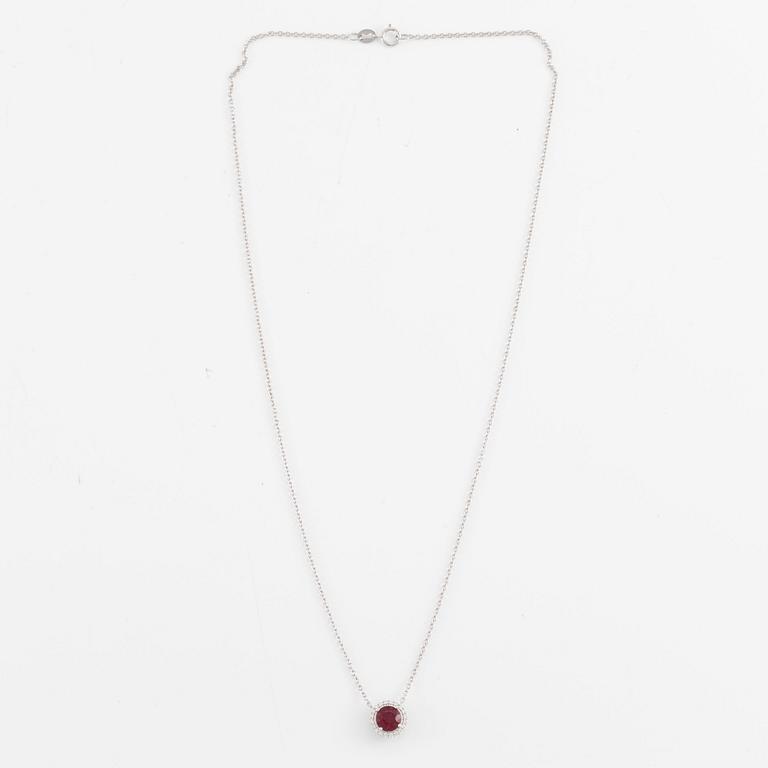 18K white gold necklace with ruby and brilliant-cut diamonds.