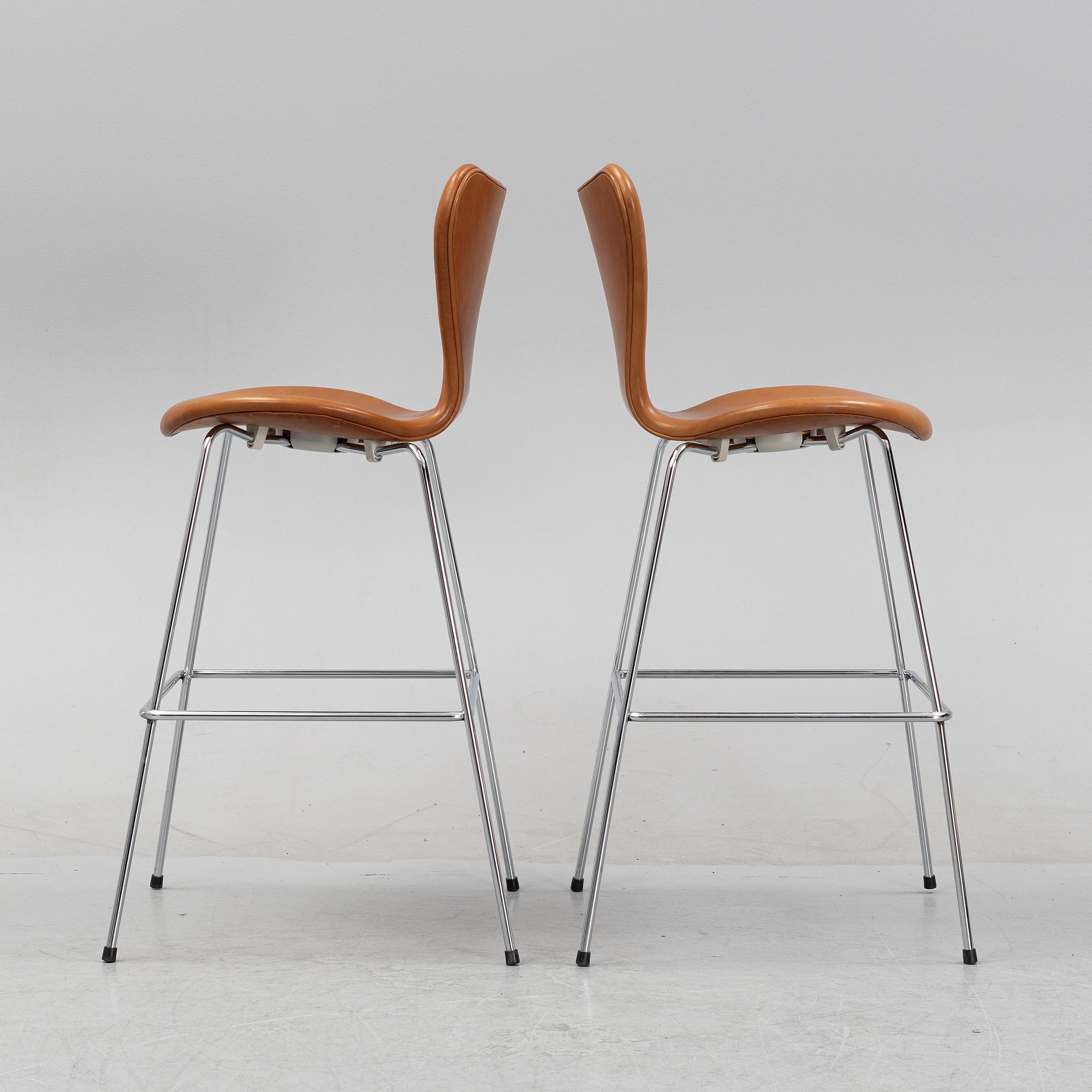 Arne Jacobsen, barstolar, ett par, höga "Sjuan", Fritz Hansen, 2000-tal.