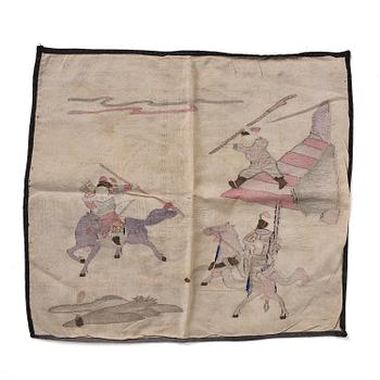 Stolsöverdrag samt tygfragment, tre delar, broderat siden. Qingdynastin.