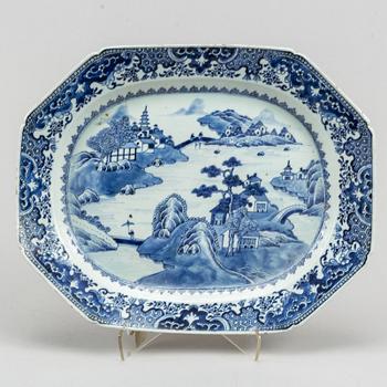 A blue and white export porcelain serving dish, Qing dynasty, Qianlong (1736-95).