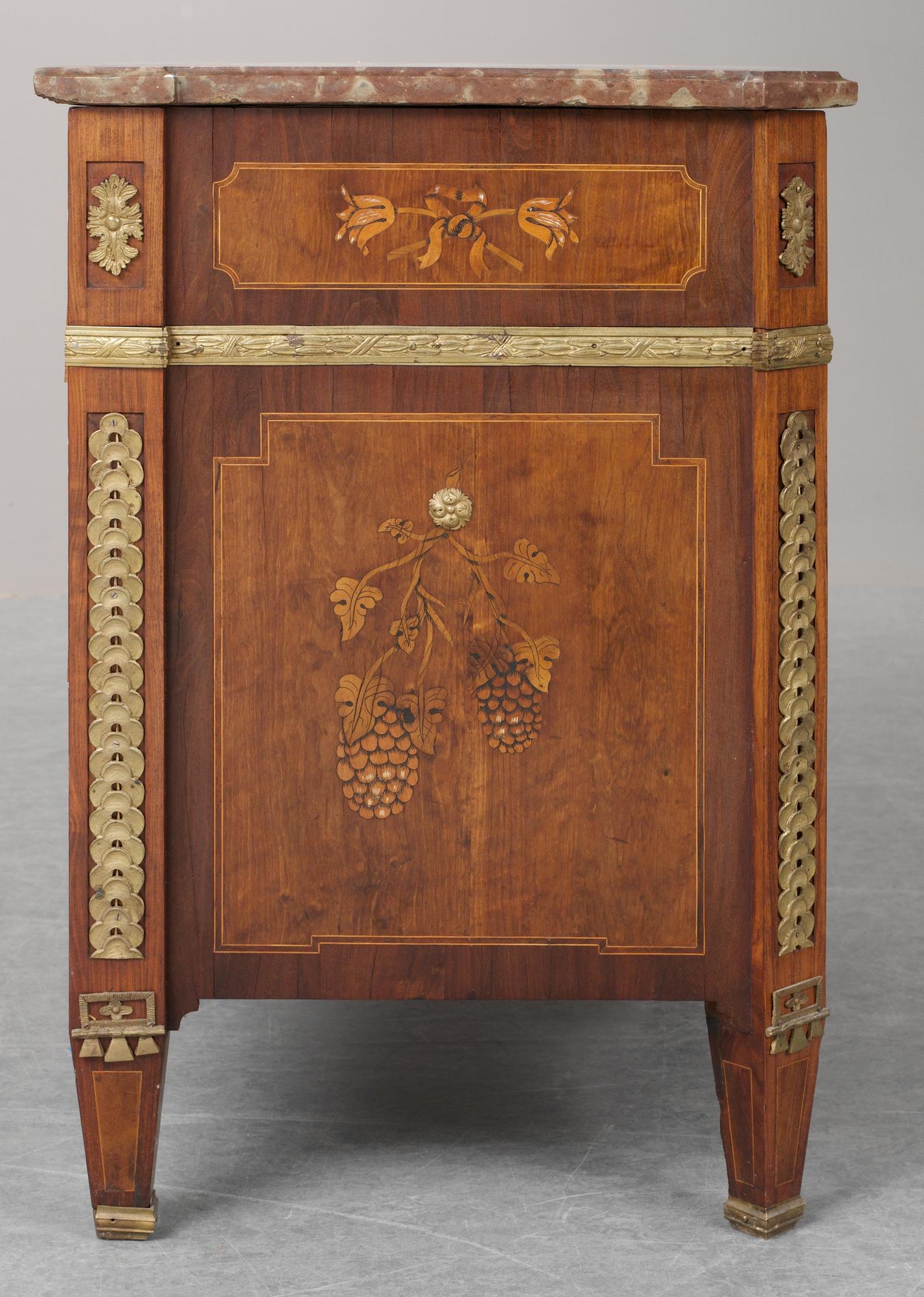 A Gustavian commode.