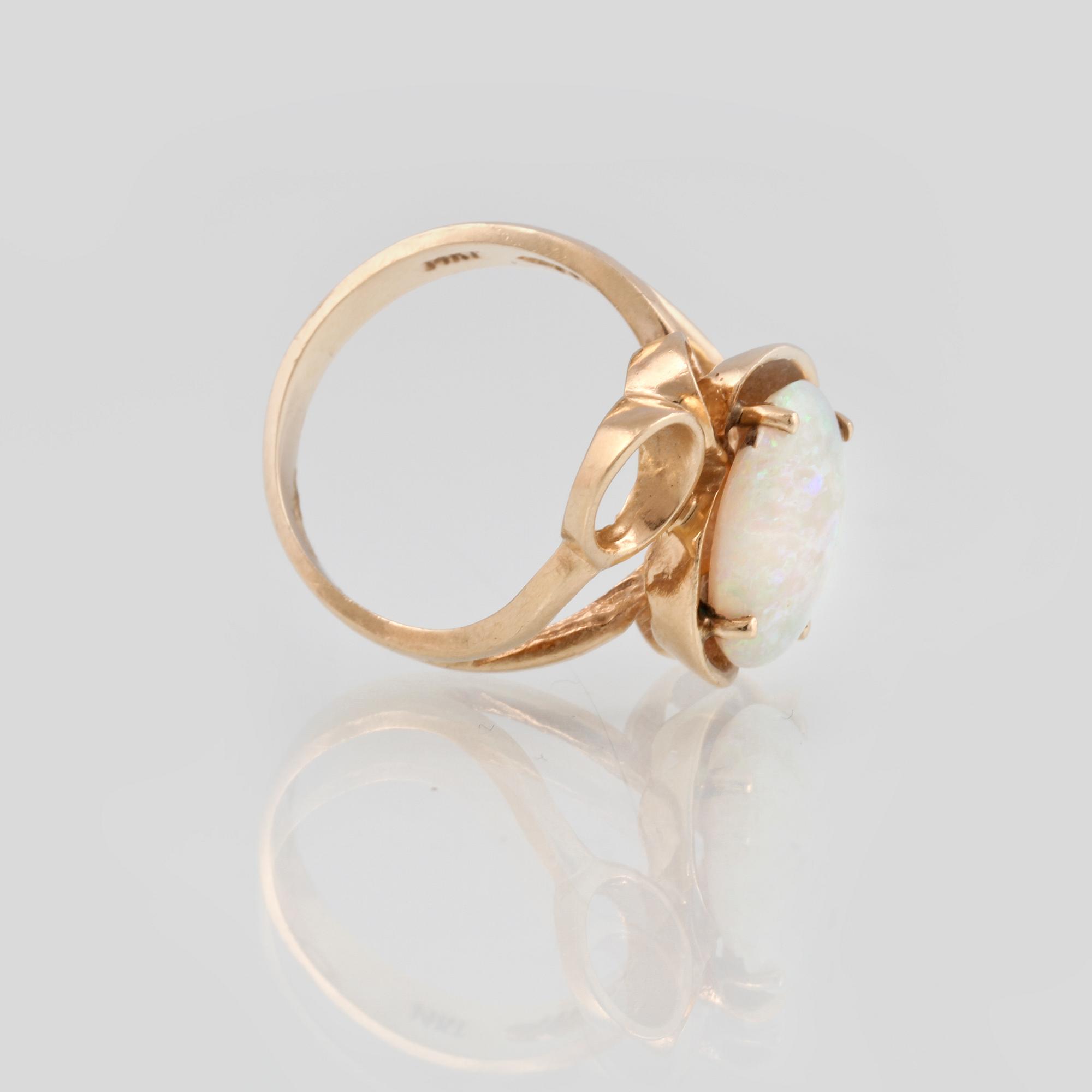RING, 14K guld med vit opal. Vikt 5,8 gram.