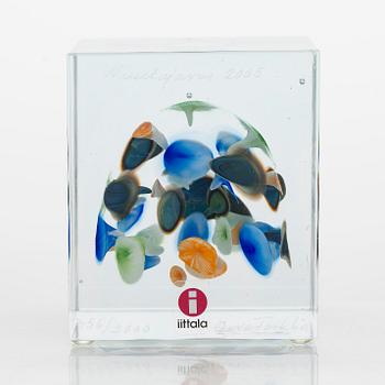 Oiva Toikka, annual glass cube, signed Oiva Toikka Nuutajärvi 2005, numbered 456/2000.