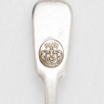 Skedar, 6 st, silver, med adelsvapen, S:t Petersburg 1866. Oidentifierad mästare.