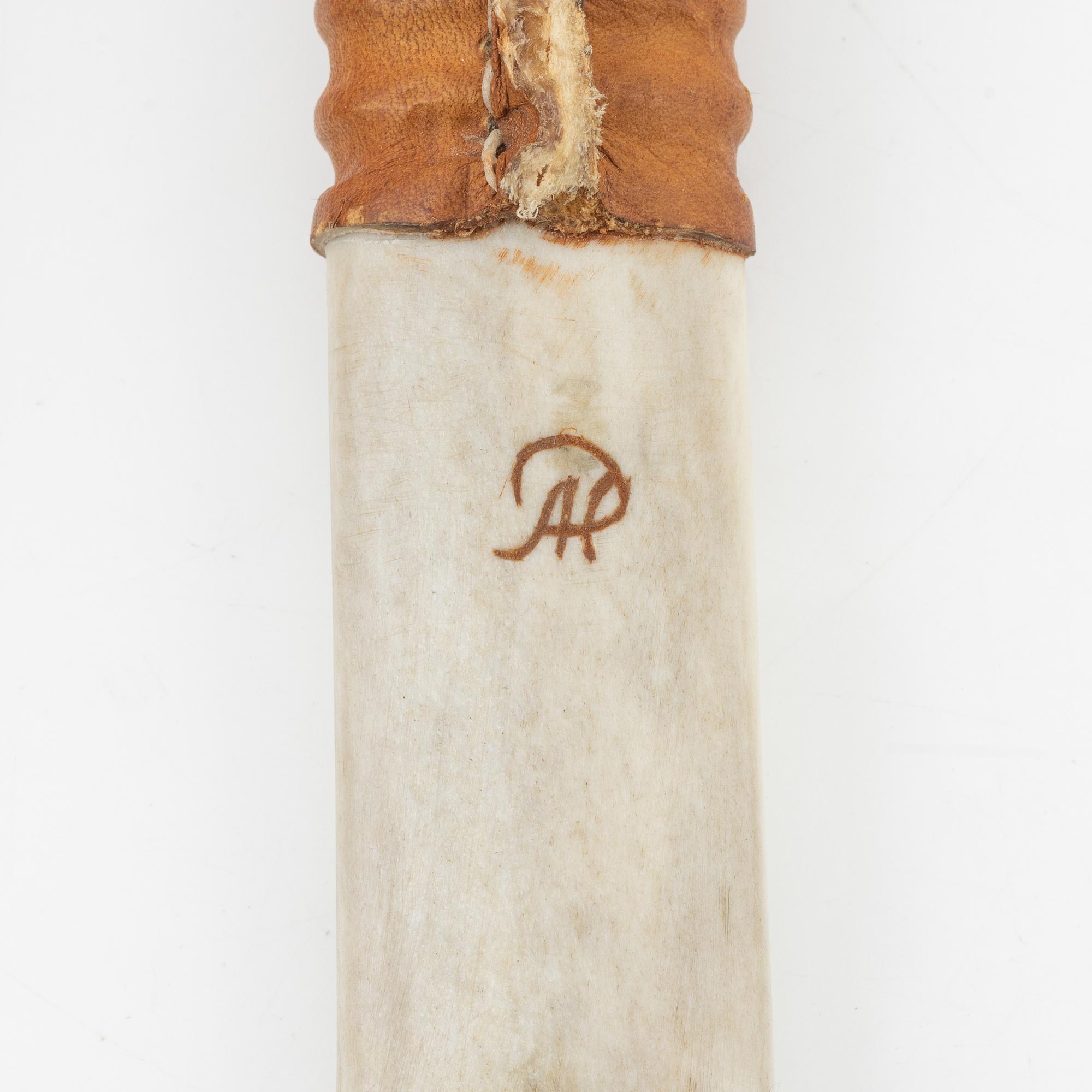 Knivar, 2 st, bl a Per-Anders Hurri, Vittangi, signerade.