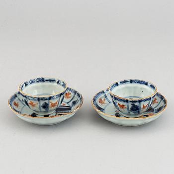 A pair of imari cups with dishes, Qing dynasty, Qianlong (1736-95).