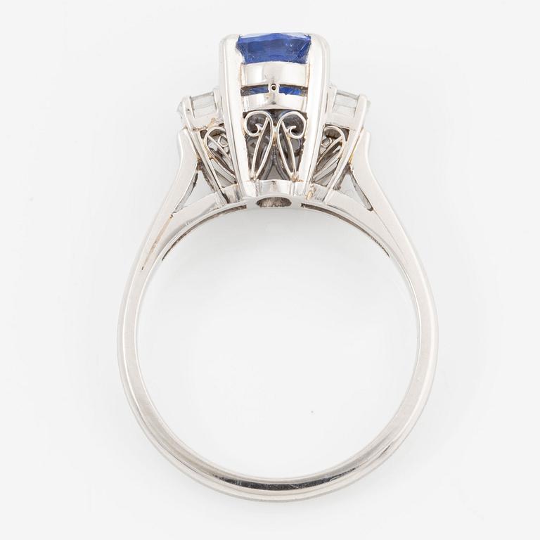 Ring, platinum with a sapphire and baguette-cut diamonds.