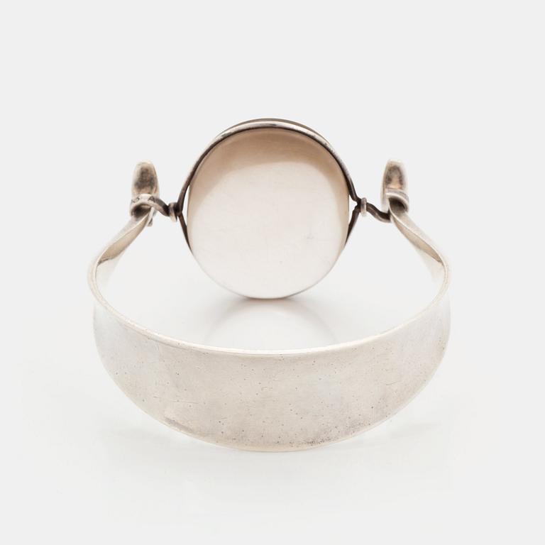 Vivianna Torun Bülow-Hübe, armring, Georg Jensen Köpenhamn, 1945-77, sterling silver med rutilkvarts, designnr 205.