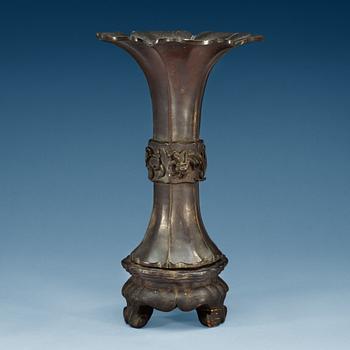1513. A bronze vase, Qing dynasty (1644-1912).