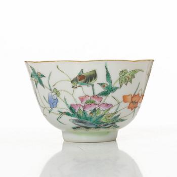 A Chinese porcelain cup, late Qing dynasty / around 1900.