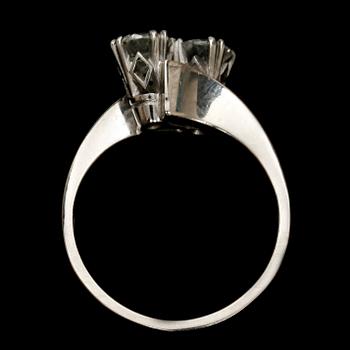 RING, 18k vitguld med två briljantslipade diamanter tot ca 0,82 ct. Vikt 4,8 g.