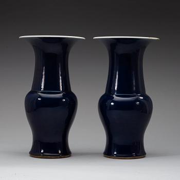 VASER, ett par, porslin. Qingdynastin troligen 1800-tal.