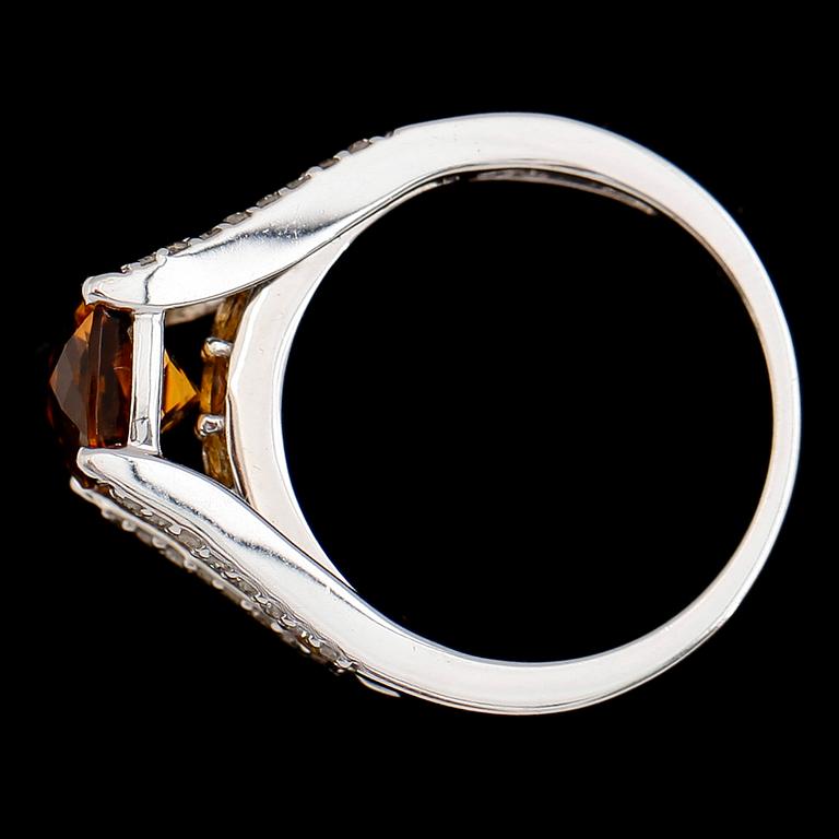 RING, 10 k guld, gula citriner tot ca 2.84 ct, diamanter tot ca 0.23 ct.