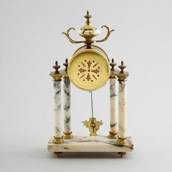 BORDSPENDYL, mässing och marmor, gustaviansk stil, 1900-talets första hälft.