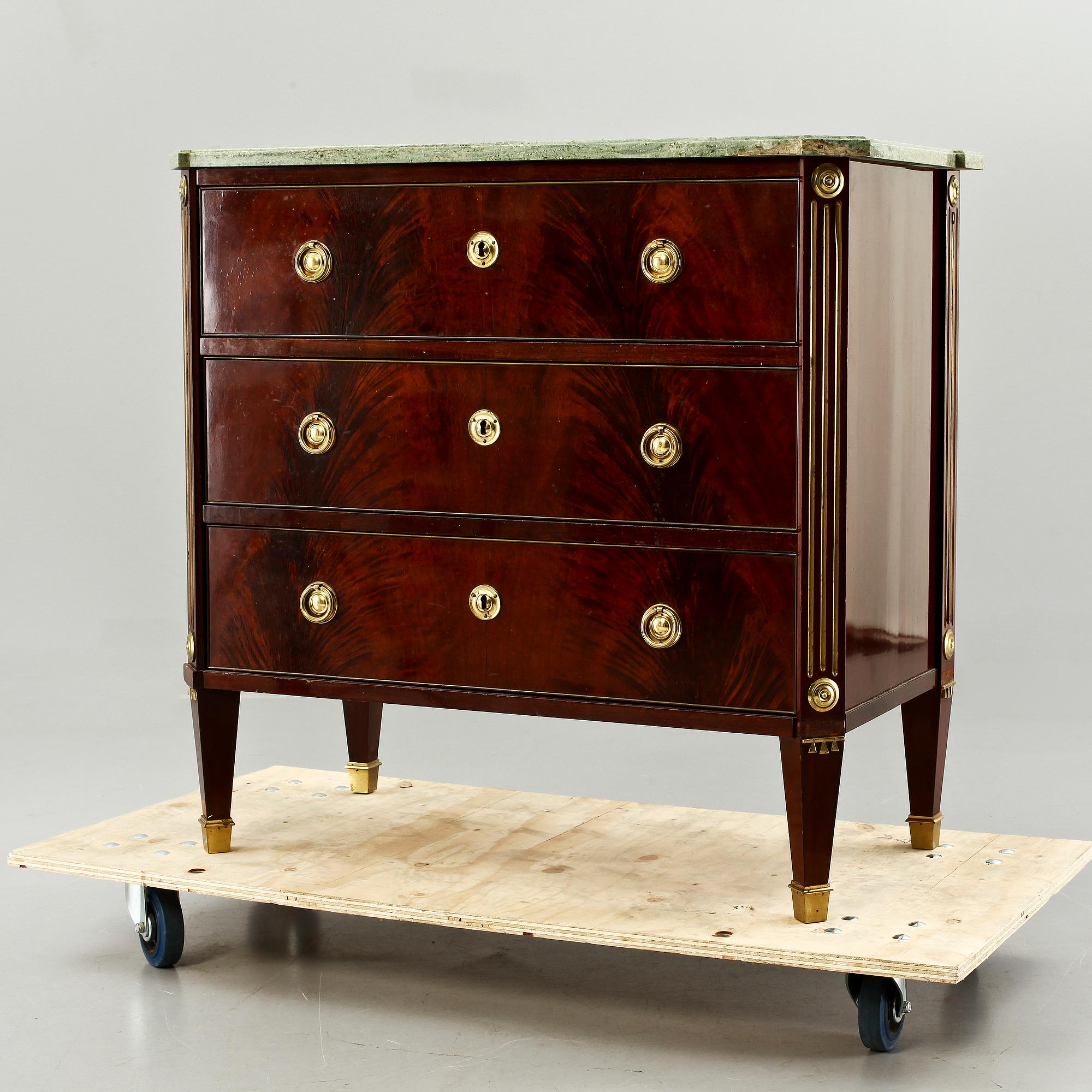 BYRÅ, sengustaviansk stil, 1900-tal.