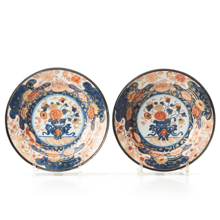 A pair of imari dishes, Qing dynasty, Kangxi (1662-1722).