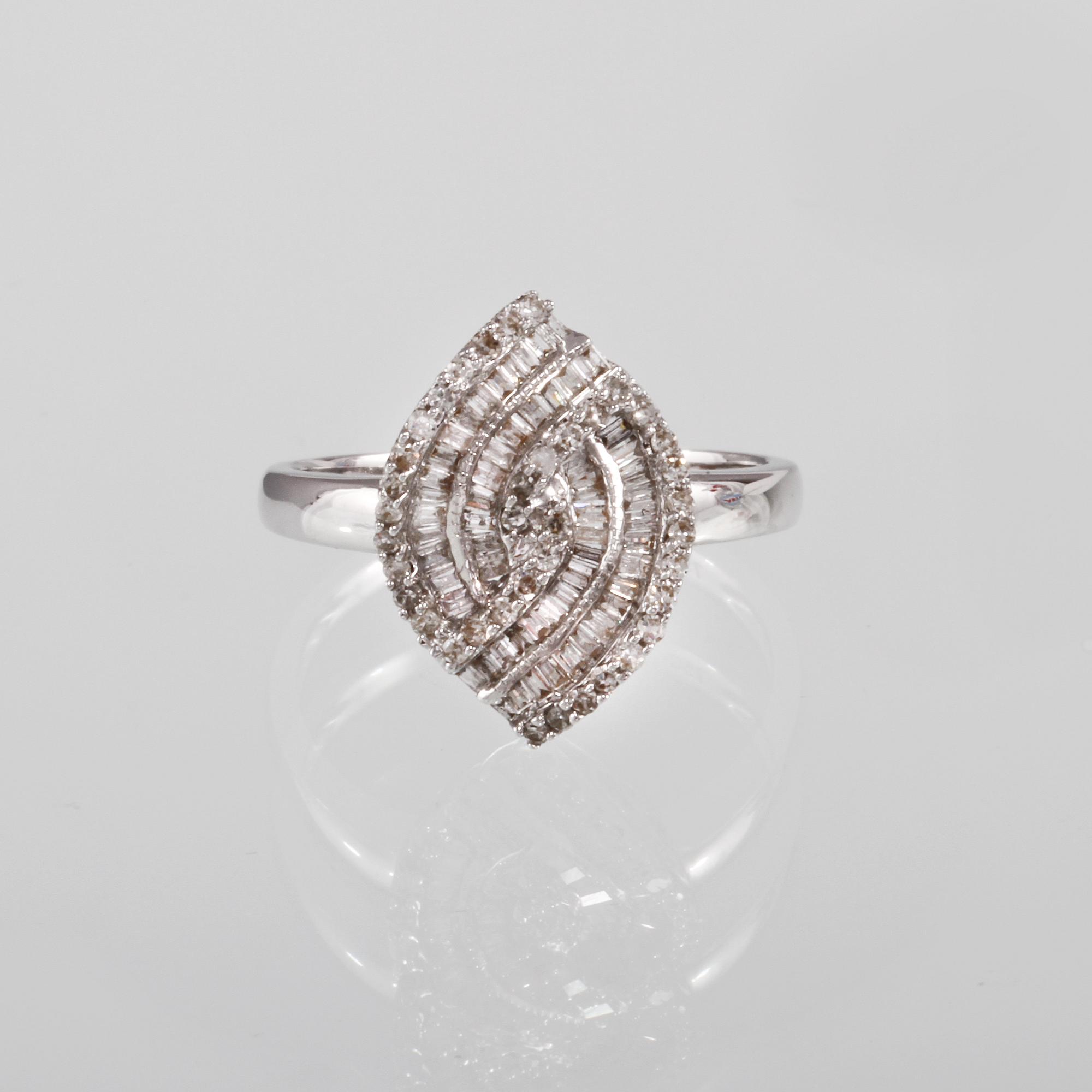 RING, 18k vitguld med briljant och baguettslipade diamanter, 0.41 ct. Vikt 3,0 g.