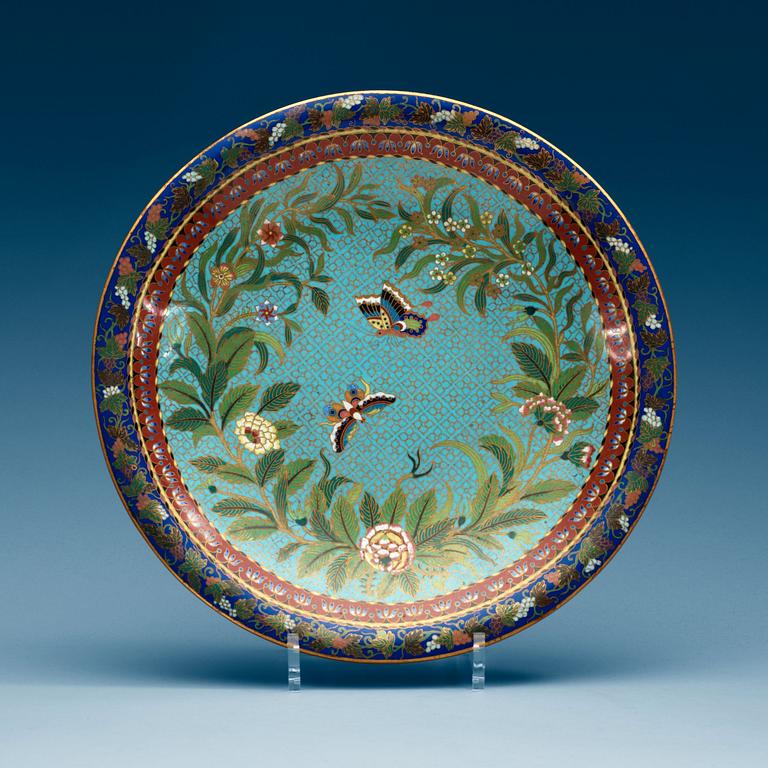 A cloisonné dish, late Qing dynasty (1644-1912).