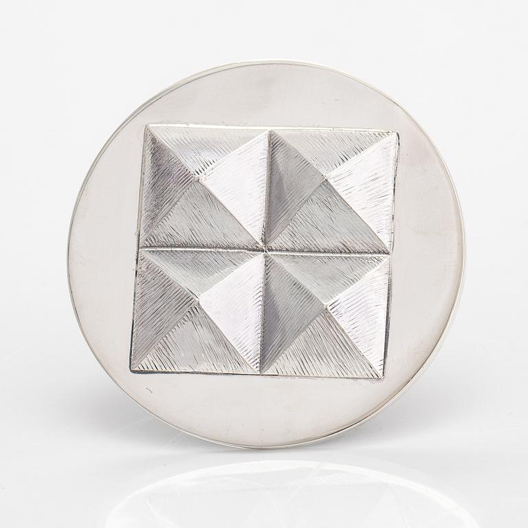 Kaija Aarikka, Brosch, sterlingsilver, numrerad 5/8. Alpo Jääskeläinen, Helsingfors 1972.