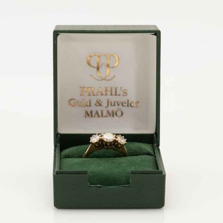 Ring, 18K gold with three brilliant-cut diamonds.
