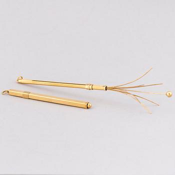 TWO CHAMPAGNE WHISKS, 18K gold.